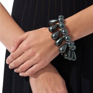 Carolina Herrera TearDrop Black Pearl bracelet